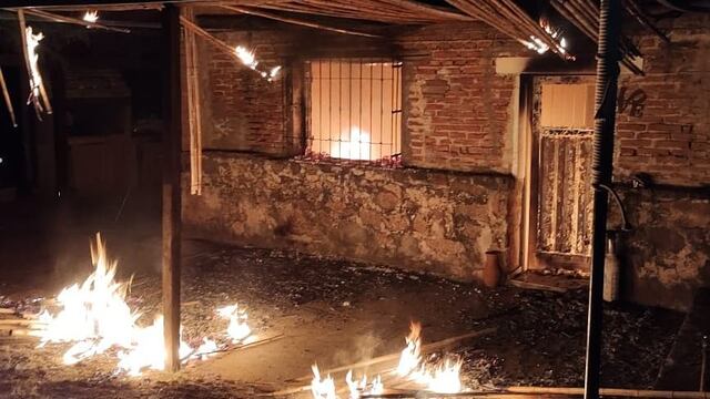 Voraz incendio en una vivienda en Icho Cruz dejó a dos personas heridas. (Foto: Facebook / Bomberos Icho Cruz).