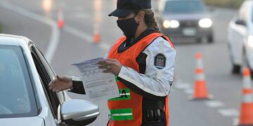 Controles policiales en el Gran Mendoza. La policia controla transito en Acceso Sur y Acceso Este esta tarde
policia, vial, transito, Covid, Coronavirus, Covid19 , pandemia