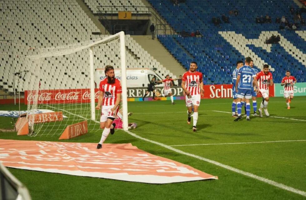 Videos: los goles de Parnisari, uno en contra, en el increíble primer tiempo de Instituto