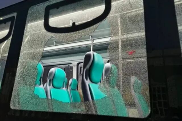 Rompieron la ventanilla de un colectivo urbano de Paraná: ya son tres las unidades dañadas