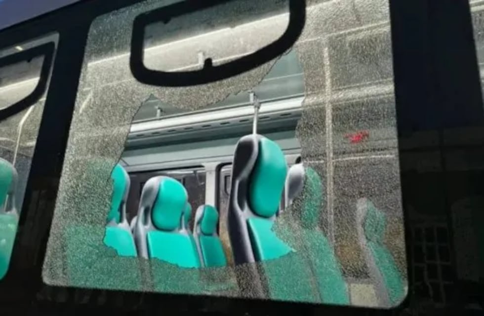 Rompieron la ventanilla de un colectivo urbano de Paraná: ya son tres las unidades dañadas