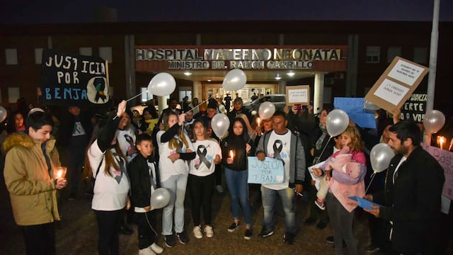 A un año de que se hiciera publico el caso, se convocaron las familias de los bebes fallecidos, en el Hospital Materno Neonatal (Facundo Luque / La Voz)