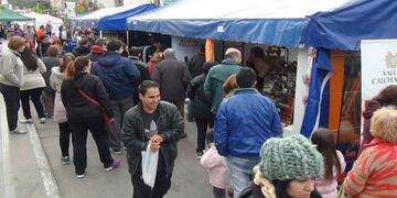 La Falda. Más de 50 puestos poblaron la calle céntrica, para la 18ª Fiesta Nacional del Alfajor. La ciudad de Punilla tuvo plena ocupación (Gentileza TDC REC)