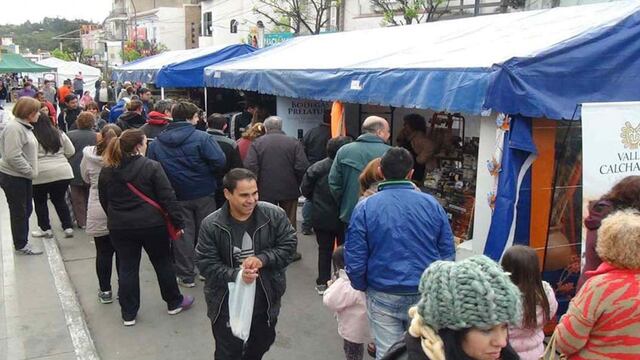 La Falda. Más de 50 puestos poblaron la calle céntrica, para la 18ª Fiesta Nacional del Alfajor. La ciudad de Punilla tuvo plena ocupación (Gentileza TDC REC)