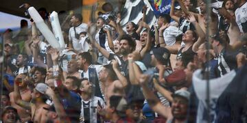 Los hinchas de Talleres coparon Santiago en la final. Y se espera una multitud este domingo en el Kempes (Facundo Luque).