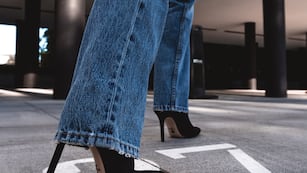 El truco para no arrastrar los jeans oversize.