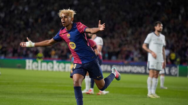 Lamine Yamal, del Barcelona, festeja tras anotar ante el Inter en la ida de las semifinales de la Liga de Campeones, el miércoles 30 de abril de 2025 (AP Foto/Emilio Morenatti)