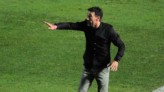 El director técnico protagonizó una tensa discusión en el final del partido con el Ciclón. (Germán García Adrasti / Pool Argra)