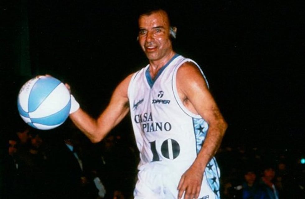 El antecedente de un presidente en el Luna Park: el día que Menem jugó al básquet