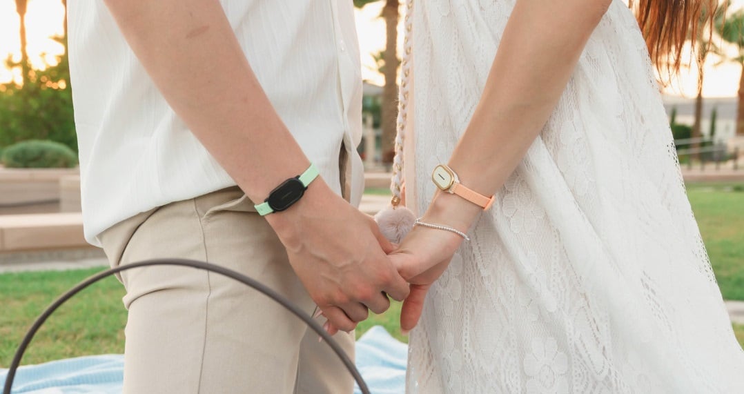 Cómo funcionan las pulseras a distancia que unen parejas