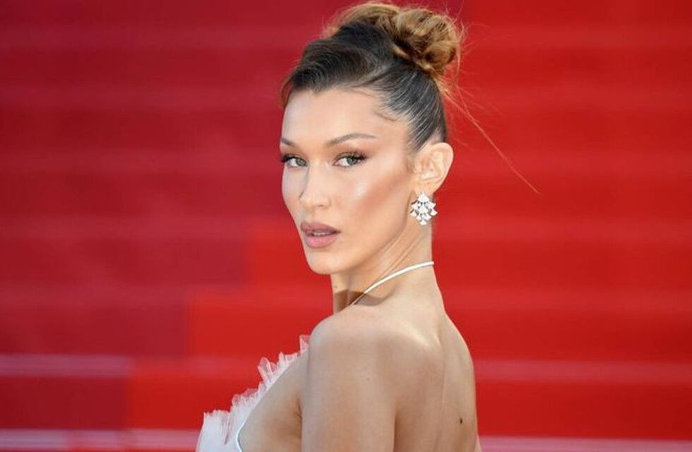 Bella Hadid subió la temperatura al modelar en lencería negra y bata
