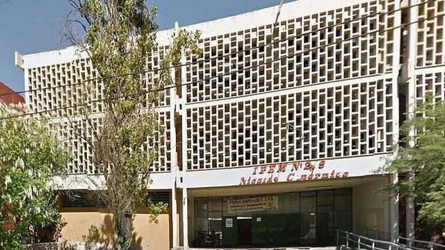 La adolescente de 15 años asiste al Nicolás Copernico y estudia para ser azafata mientras cría a sus dos hermanitos.