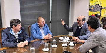 La iniciativa contempla la colocación de copias fieles del Acta de la Independencia en edificios municipales.