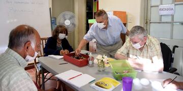 En la Residencia Santa Marta un grupo de edultos mayores toma clases presenciales para pode terminar con la primaria. Gentileza Gobierno de Mendoza
