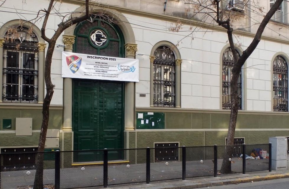 Explotó un experimento de una clase de química en un colegio de Palermo: hay 4 alumnos internados