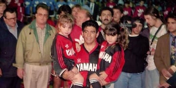 El club presentó al ídolo el 13 de septiembre de 1993 en el parque de la Independencia.