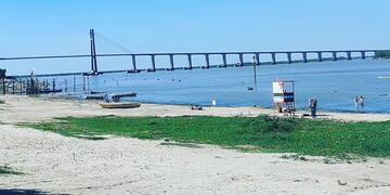 La costa se amplió debido a la bajante histórica del río Paraná. (@jesus.camargof1)