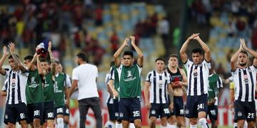 Los jugadores de Talleres y una digna presentación en el mítico Maracaná (AP).