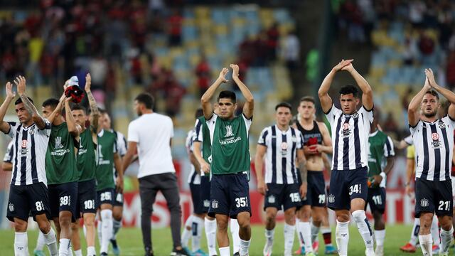 Agradecidos. Al final los jugadores de Talleres reconocieron el esfuerzo de quienes viajaron a Río de Janeiro para ser testigos de una parte de la historia del club albiazul. (AP)