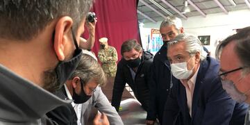El presidente Alberto Fernández en el Comando de Operaciones montado en el Centro Cultural de Lago Puelo junto al intendente de esa localidad y los de El Hoyo, El Maitén, Epuyén y Cholila (Foto: Presidencia)