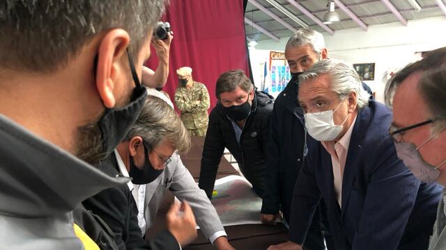 El presidente Alberto Fernández en el Comando de Operaciones montado en el Centro Cultural de Lago Puelo junto al intendente de esa localidad y los de El Hoyo, El Maitén, Epuyén y Cholila (Foto: Presidencia)