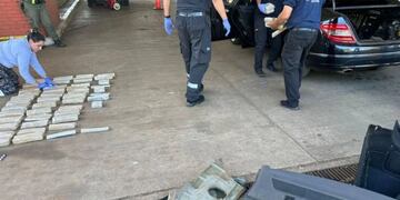 Intentó ingresar al país con marihuana escondida en un automóvil de alta gama