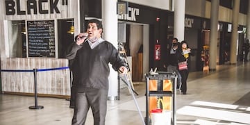 El tenor Marcelo Zelada y la soprano Mariana Rodríguez encantaron a los mendocinos que en ese momento paseaban por la Terminal de Mendoza con hermosas canciones líricas. Gentileza MG