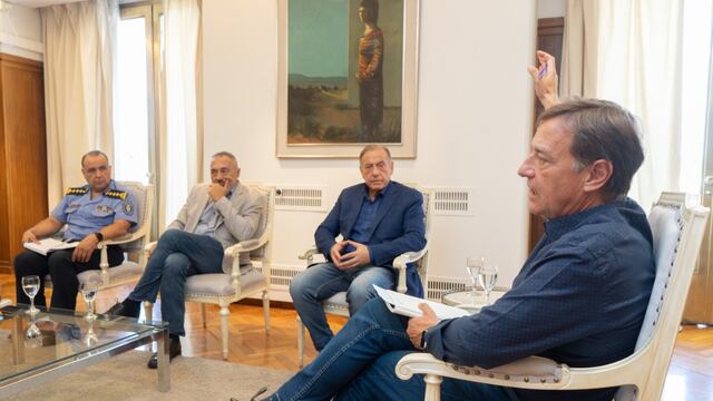 El gobernador Rodolfo Suárez junto a la cúpula de Seguridad encabezada por Raúl Levrino.