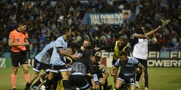El festejo de todo Belgrano por el triunfo sobre la hora ante All Boys. Y Guille Farré también lo gritó (Facundo Luque)