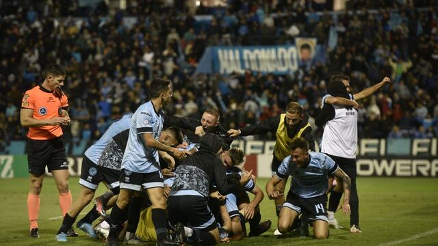 El festejo de todo Belgrano por el triunfo sobre la hora ante All Boys. Y Guille Farré también lo gritó (Facundo Luque)
