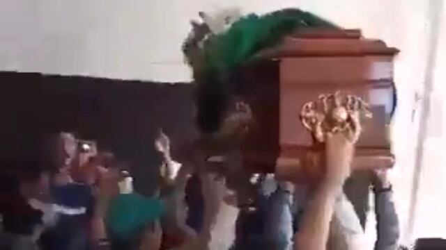 La barrabrava de Nueva Chicago veló a uno de sus miembros en las inmediaciones del estadio.