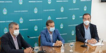 Gabriel Fidel (derecha), nuevo director de la Agencia Mendocina de Innovación, Ciencia y Tecnología, junto al ministro de Economía, Enrique Vaquié; y el gobernador, Rodolfo Suárez.