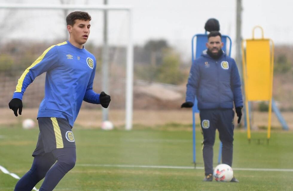 Carlos Tevez lleva al plantel de Rosario Central a Ezeiza para ponerlo a punto