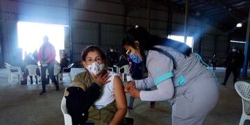 En Goya donde hay un brote que no se puede controlar, al menos por ahora, se liberó la vacunación. Es sin turno y sin registro previo.