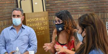 La diputada Laura Chazarreta, al centro, fue la autora del proyecto en el que solicitó la conformación de la Comisión Especial de Género y Erradicación de Trata de Personas. Gentileza Prensa Diputados