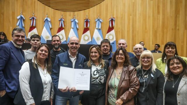 Gustavo Beccaría, promotor de Rally Cordobés, exhibe la distinción de la Legislatura, junto a Mungi, legisladores y pilotos; entre ellos, Gabriel Pozzo.