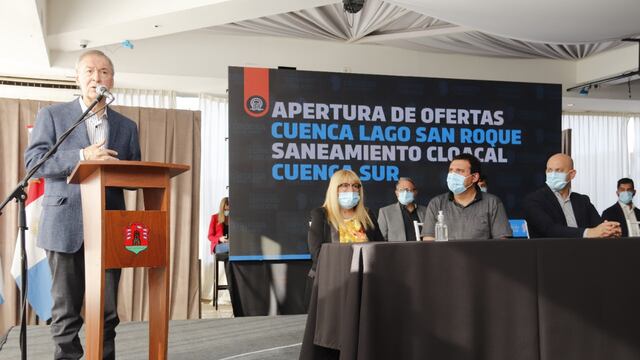 La nueva obra de clocas permitirá sanear la cuenca del Lago San Roque.