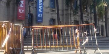 Con vallas en la zona céntrica, la Policía evitará festejos tras el partido entre Argentina y Brasil (José Hernández).