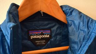 Bajó el dólar: esto es lo que cuesta una campera Patagonia en Chile.