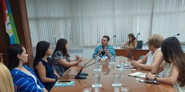 Reunión de madres y concejales por los bancos de 1° año de la secundaria