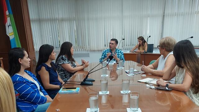 Reunión de madres y concejales por los bancos de 1° año de la secundaria