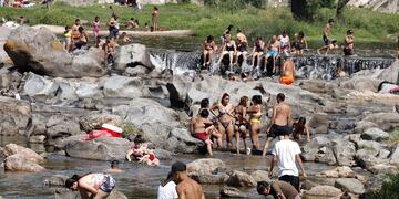 turismo, turistas
temporada de verano en Carlos Paz. Mucha gente en el río
Yanina Aguirre