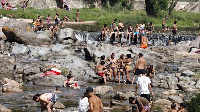turismo, turistas
temporada de verano en Carlos Paz. Mucha gente en el río
Yanina Aguirre