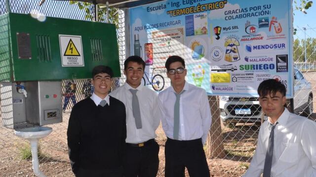 El "Punto de encuentro" sustentable que diseñaron y armaron los alumnos de la escuela técnica Izsaky y donaron al polideportivo de Malargüe.