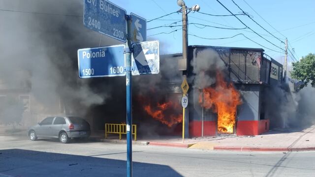 El incendio desatado en el interior de un local comercial de Córdoba.