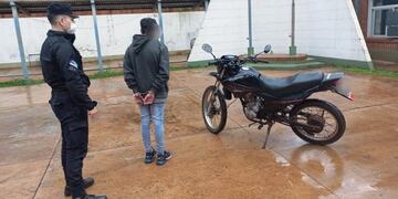 La policía recuperó su motocicleta antes de que se diera cuenta que le fue robada.