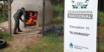Efectivos de Gendarmería Nacional procedieron a incinerar más de seis toneladas de droga en Eldorado.