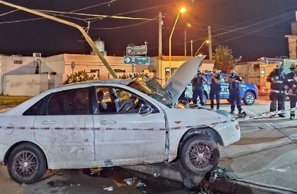 Un auto chocó contra una columna de alumbrado