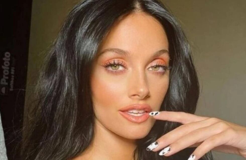 Desde París, Oriana Sabatini se robó todas las miradas con un minivestido rosa