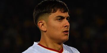 Paulo Dybala acusó dolor y salió en el entretiempo.